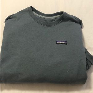 Men’s crew neck sweatshirt.